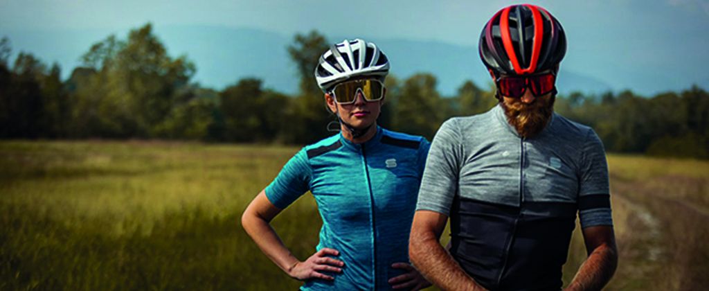 Eine Frau und ein Mann in Fahrradkleidung mit Fahrradbrillen von Rudy Project.