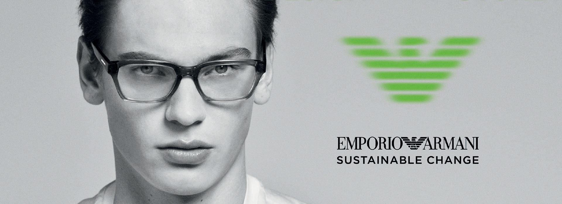 Mann trägt Brille von Emporio Armani.