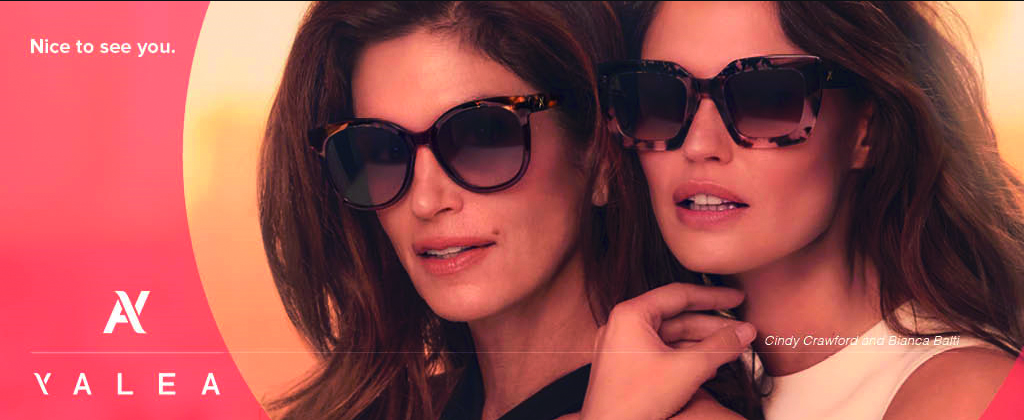 Cindy Crawford und Bianca Balti tragen Sonnenbrillen von Yalea.